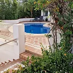 Luxury 3 Bed With Private Pool & Lounge Area
