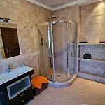 Luxury 3 Bed With Private Pool & Lounge Area *