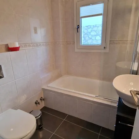 Luxury 3 Bed With Private Pool & Lounge Area
